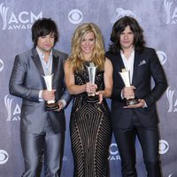 The Band Perry posa con su premio en los CMA 2014