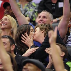 Paul McCartney y Nancy Shevell se dan un beso en el partido de los Lakers