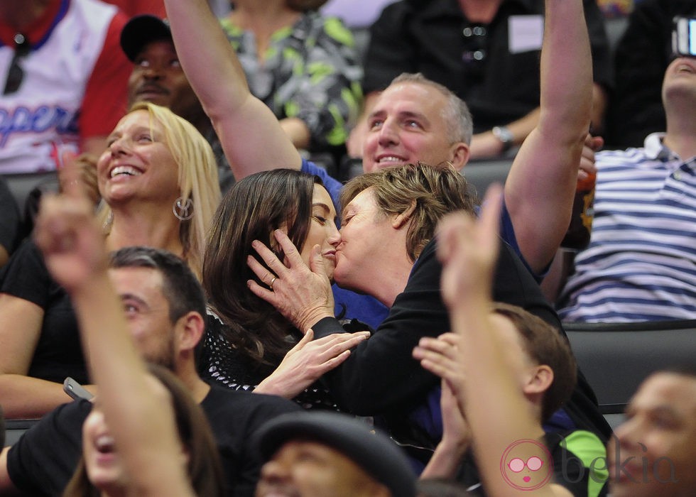 Paul McCartney y Nancy Shevell se dan un beso en el partido de los Lakers