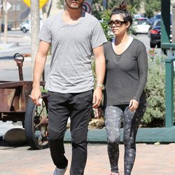 Kourtney Kardashian y Scott Disick pasean cogidos de la mano por Calabasas