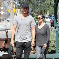 Kourtney Kardashian y Scott Disick pasean cogidos de la mano por Calabasas