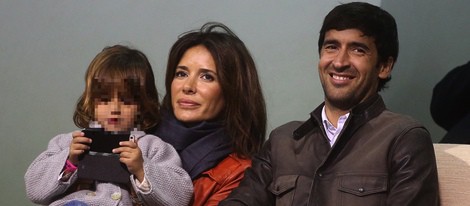 Raúl González y Mamen Sanz con su hija María en un partido de tenis en Qatar