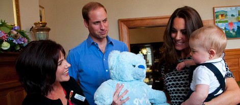 El Príncipe Jorge recibe un regalo junto a los Duques de Cambridge en Wellington