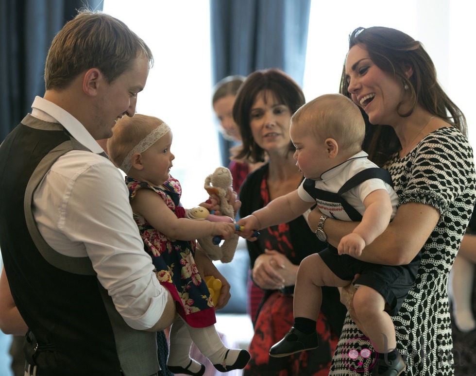 El Príncipe Jorge con Kate Middleton y otra niña en Wellington