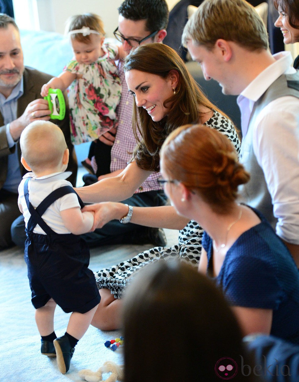 Kate Middleton pone de pie al Príncipe Jorge en Wellington