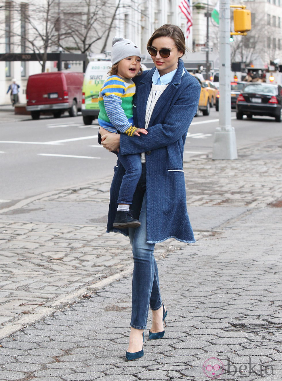 Miranda Kerr con su hijo Flynn en brazos por Nueva York