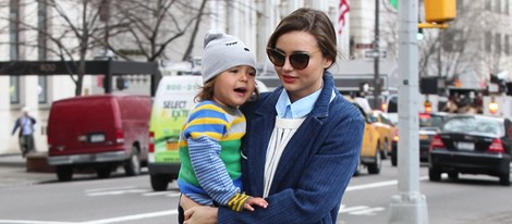 Miranda Kerr con su hijo Flynn en brazos por Nueva York