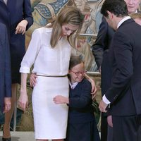 La Princesa Letizia, abrazada por una niña con Síndrome de Down en La Zarzuela