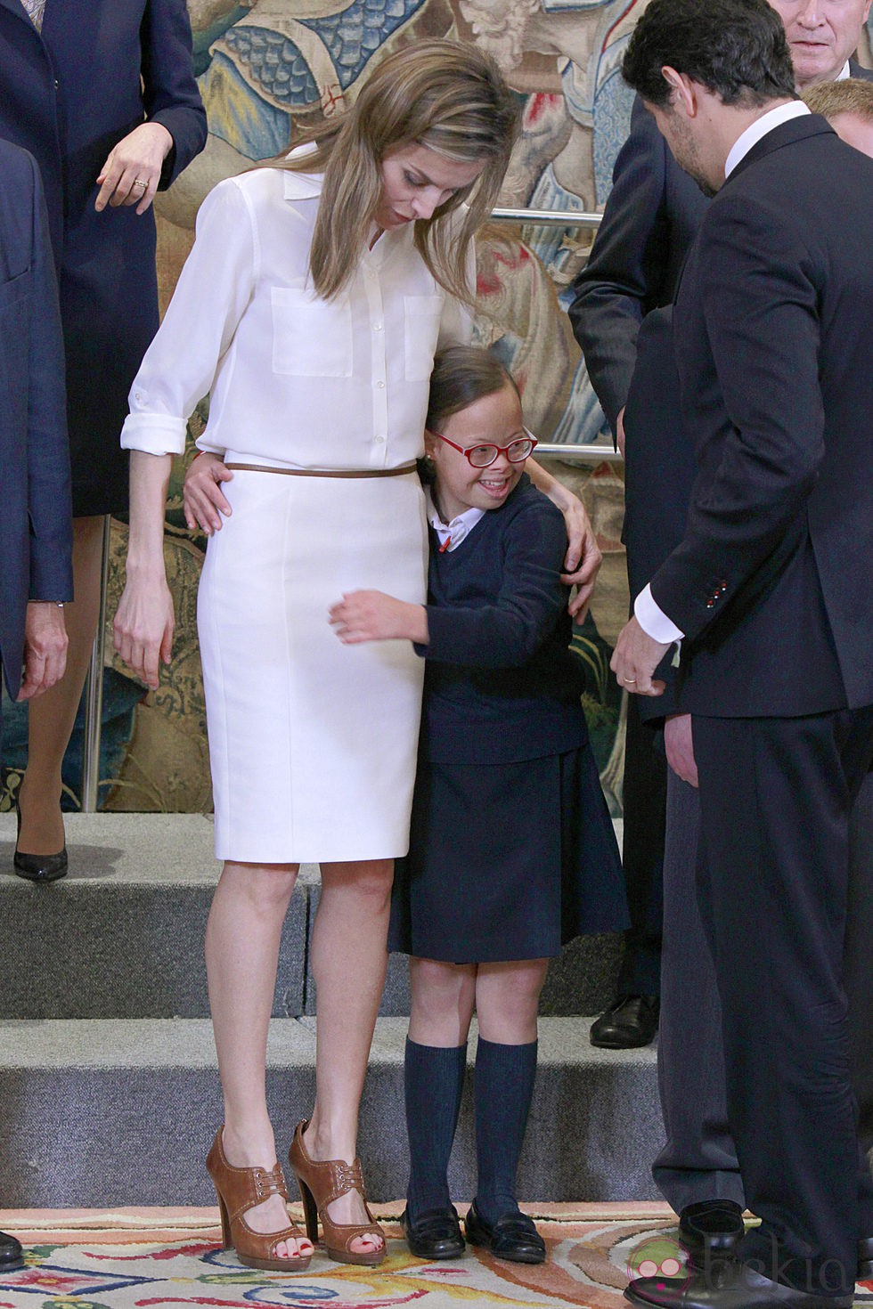 La Princesa Letizia, abrazada por una niña con Síndrome de Down en La Zarzuela