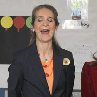 La Infanta Elena ríe divertida en su visita al colegio Tres Olivos