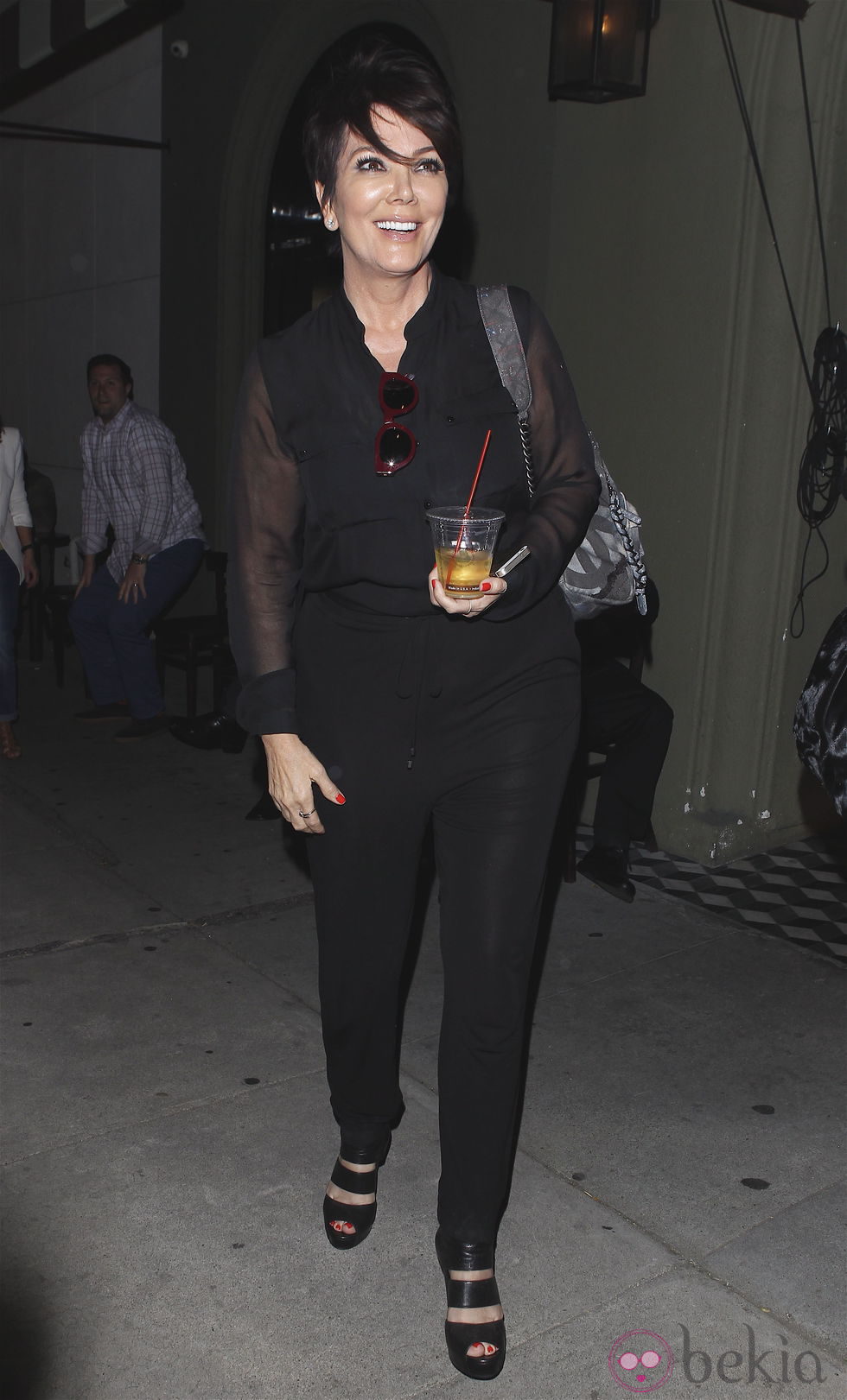 Kris Jenner bebiendo un whisky mientras pasea por Los Angeles