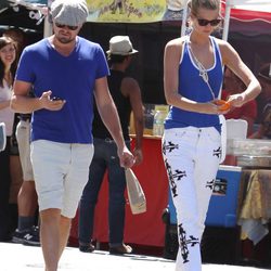 Leonardo DiCaprio y Toni Garrn paseando por Los Angeles