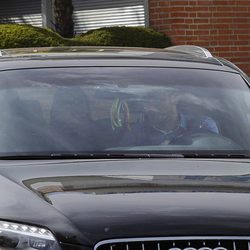 Iker Casillas y Sara Carbonero llevan en coche a su hijo Martín al pediatra