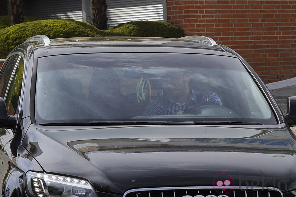 Iker Casillas y Sara Carbonero llevan en coche a su hijo Martín al pediatra