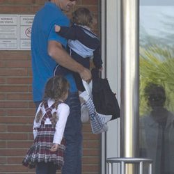 Carlos Moyá y sus hijos mayores visitan a Carolina Cerezuela y a su bebé Daniela