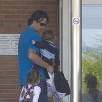 Carlos Moyá y sus hijos mayores visitan a Carolina Cerezuela y a su bebé Daniela