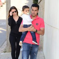 Pedro Rodríguez con su novia Carolina y su hijo Bryan en el primer cumpleaños de Lia Fábregas
