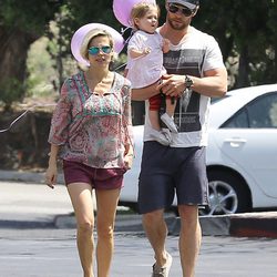 Elsa Pataky y Chris Hemsworth paseando con India Rose tras el nacimiento de los mellizos