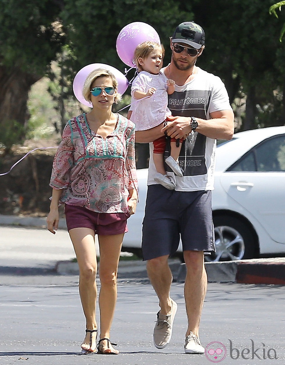 Elsa Pataky y Chris Hemsworth paseando con India Rose tras el nacimiento de los mellizos