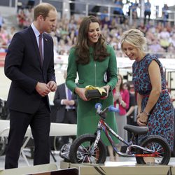 Los Duques de Cambridge reciben una bicicleta para el Príncipe Jorge en Nueva Zelanda