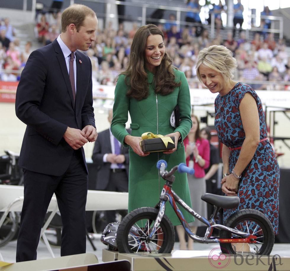Los Duques de Cambridge reciben una bicicleta para el Príncipe Jorge en Nueva Zelanda