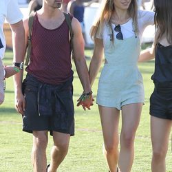 Joe Jonas y Blanda Eggenschwiler en el festival Coachella 2014