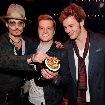 Johnny Depp, Josh Hutcherson y Sam Claflin en los MTV Movie Awards 2014