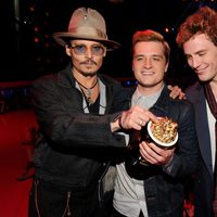 Johnny Depp, Josh Hutcherson y Sam Claflin en los MTV Movie Awards 2014