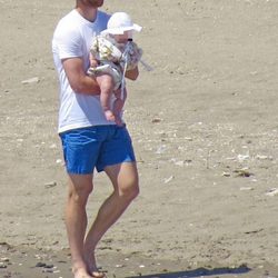 Xabi Alonso pasea con su hija Emma por las playas de Marbella
