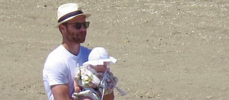 Xabi Alonso pasea con su hija Emma por las playas de Marbella