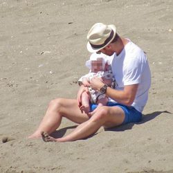 Xabi Alonso en la playa con su hija Emma