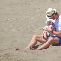 Xabi Alonso en la playa con su hija Emma