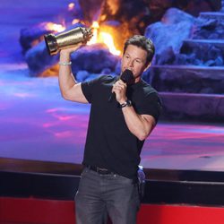 Mark Wahlberg recibe su premio en los MTV Movie Awards 2014