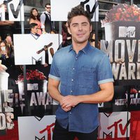 Zac Efron en la alfombra roja de los MTV Movie Awards 2014