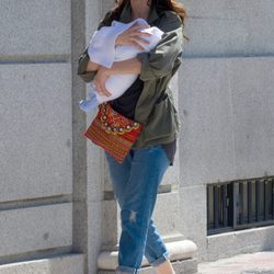 Eugenia Silva con su bebé por Madrid