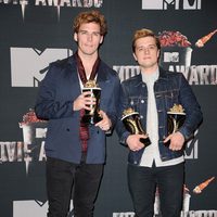 Josh Hutcherson y Sam Claflin en los MTV Movie Awards 2014