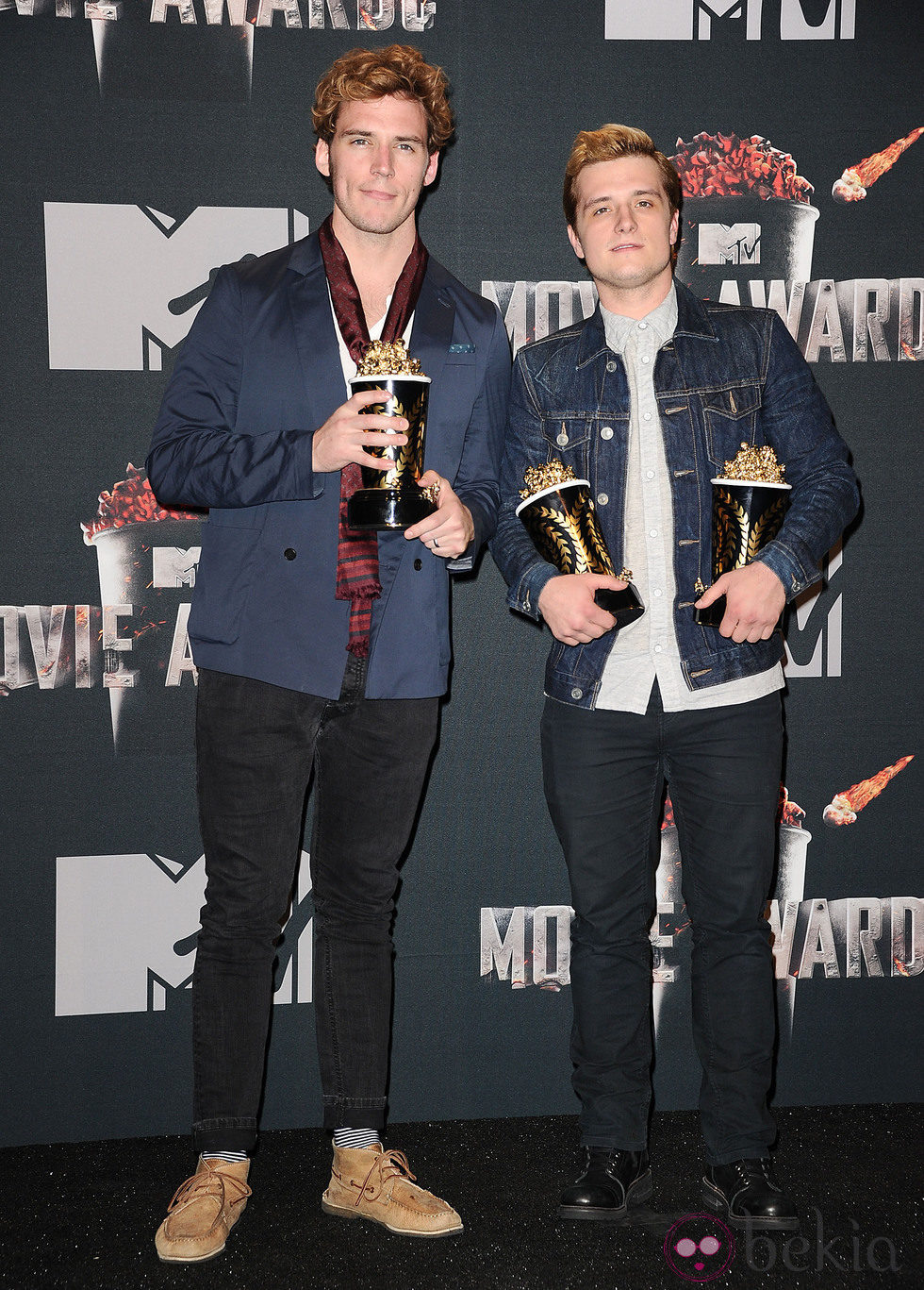 Josh Hutcherson y Sam Claflin en los MTV Movie Awards 2014