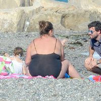 Caritina Goyanes y Antonio Matos con sus hijos en la playa en Marbella