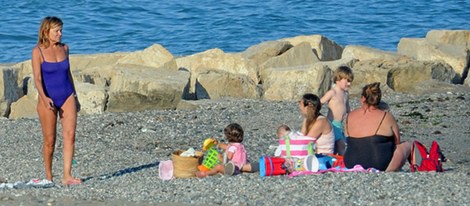 Cari Lapique con Caritina Goyanes y sus nietos en la playa en Marbella