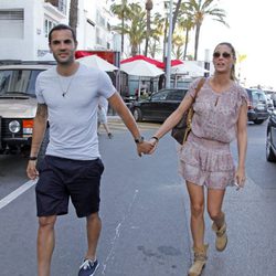 Elisabeth Reyes y Sergio Sánchez pasean por Puerto Banús antes de su boda