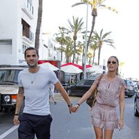 Elisabeth Reyes y Sergio Sánchez pasean por Puerto Banús antes de su boda