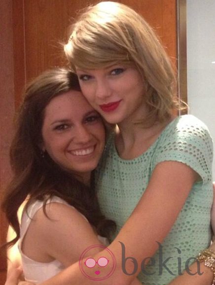 Taylor Swift sorprende a una fan en su despedida de soltera