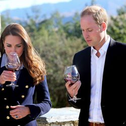 Los Duques de Cambridge beben vino en la Bodega Amisfield de Nueva Zelanda