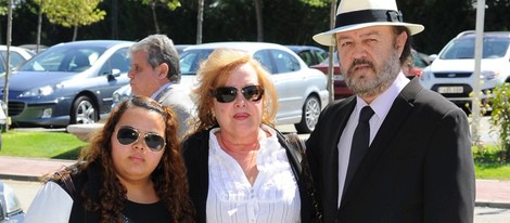 Miguel Morales y Fedra Lorente con su hija en el tanatorio de Junior