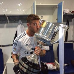 Sergio Ramos besa la Copa del Rey 2014