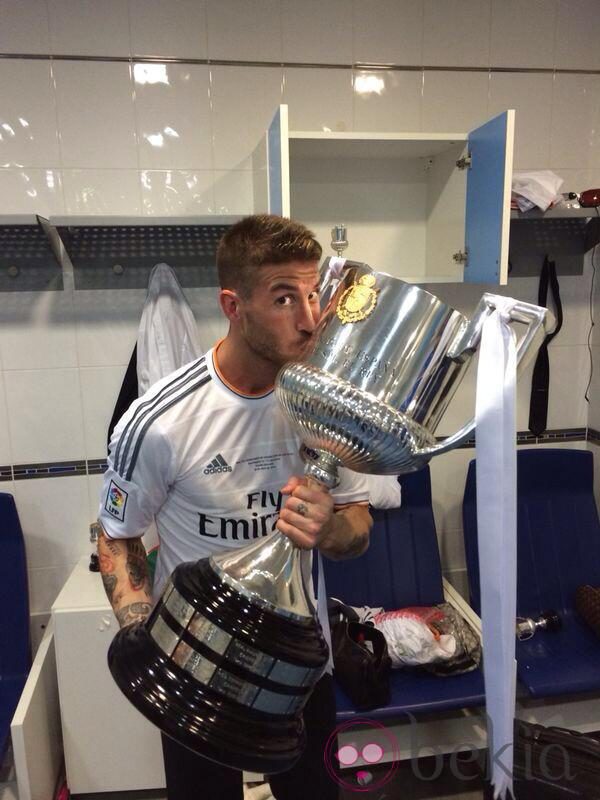 Sergio Ramos besa la Copa del Rey 2014