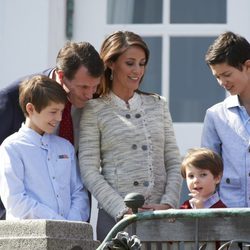 Joaquín y Marie de Dinamarca con tres de sus hijos en el 74 cumpleaños de la Reina Margarita