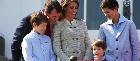 Joaquín y Marie de Dinamarca con tres de sus hijos en el 74 cumpleaños de la Reina Margarita
