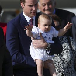 El Príncipe Guillermo y el Príncipe Jorge a su llegada a Australia