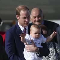 El Príncipe Guillermo y el Príncipe Jorge a su llegada a Australia
